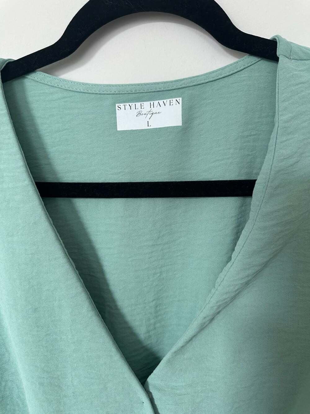 Style Haven Boutique Green Textured V-Neck Short Sleeve Romper with Pockets Size - Picture 2 of 4